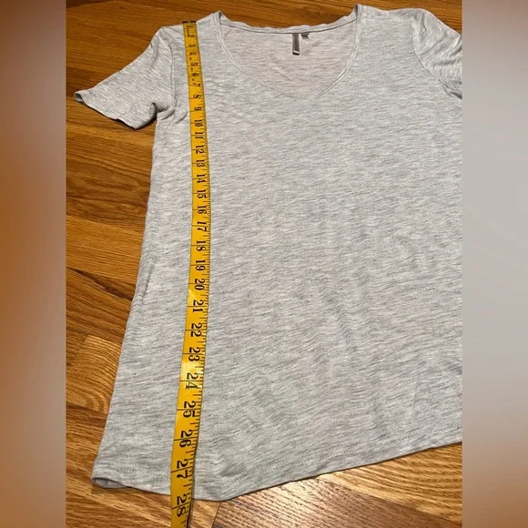 2 Banana Republic Gray V-Neck Women T-shirts - Picture 9 of 10